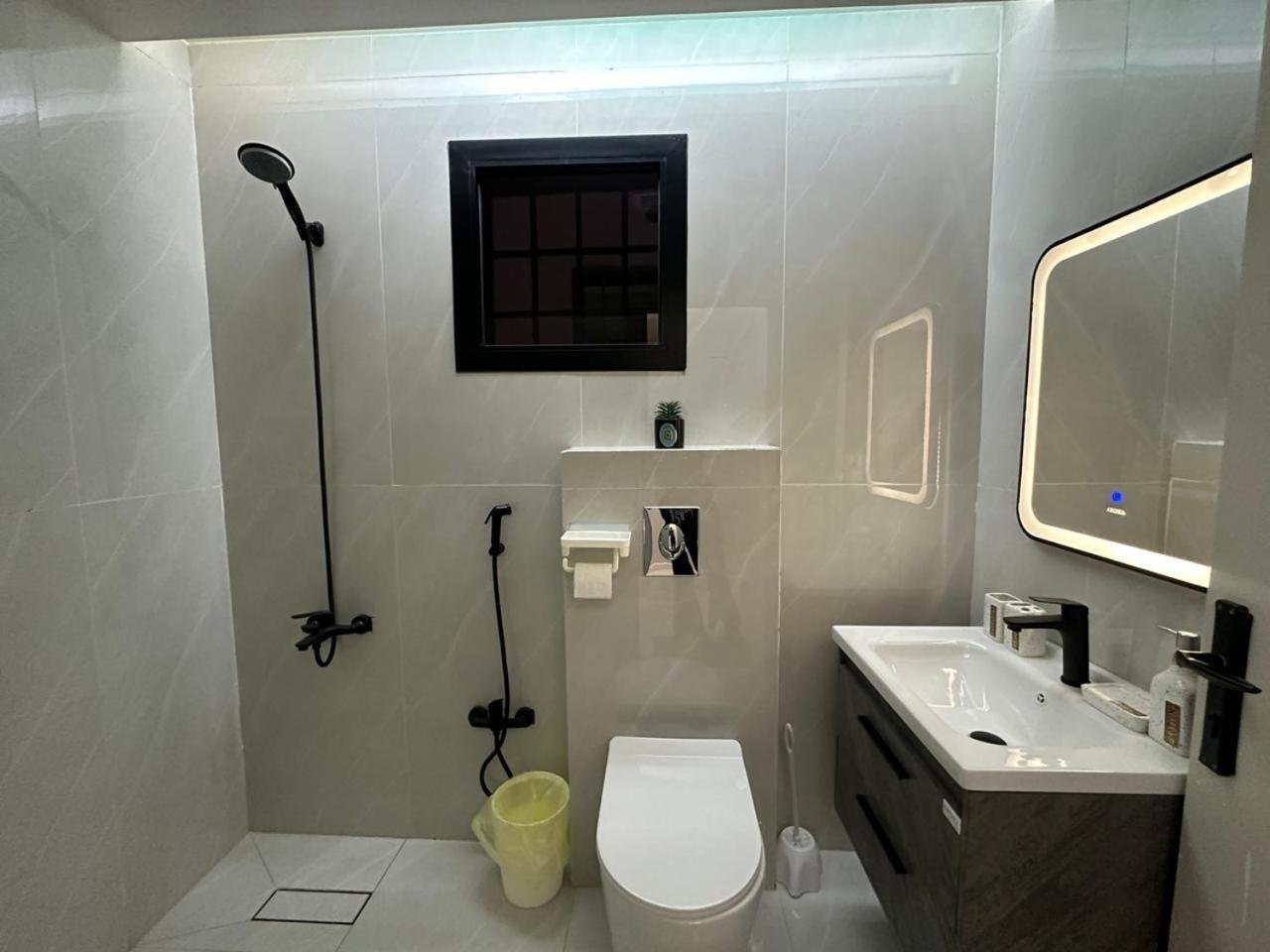 فاخرة غرفتين نوم ودخول ذاتي Apartment *